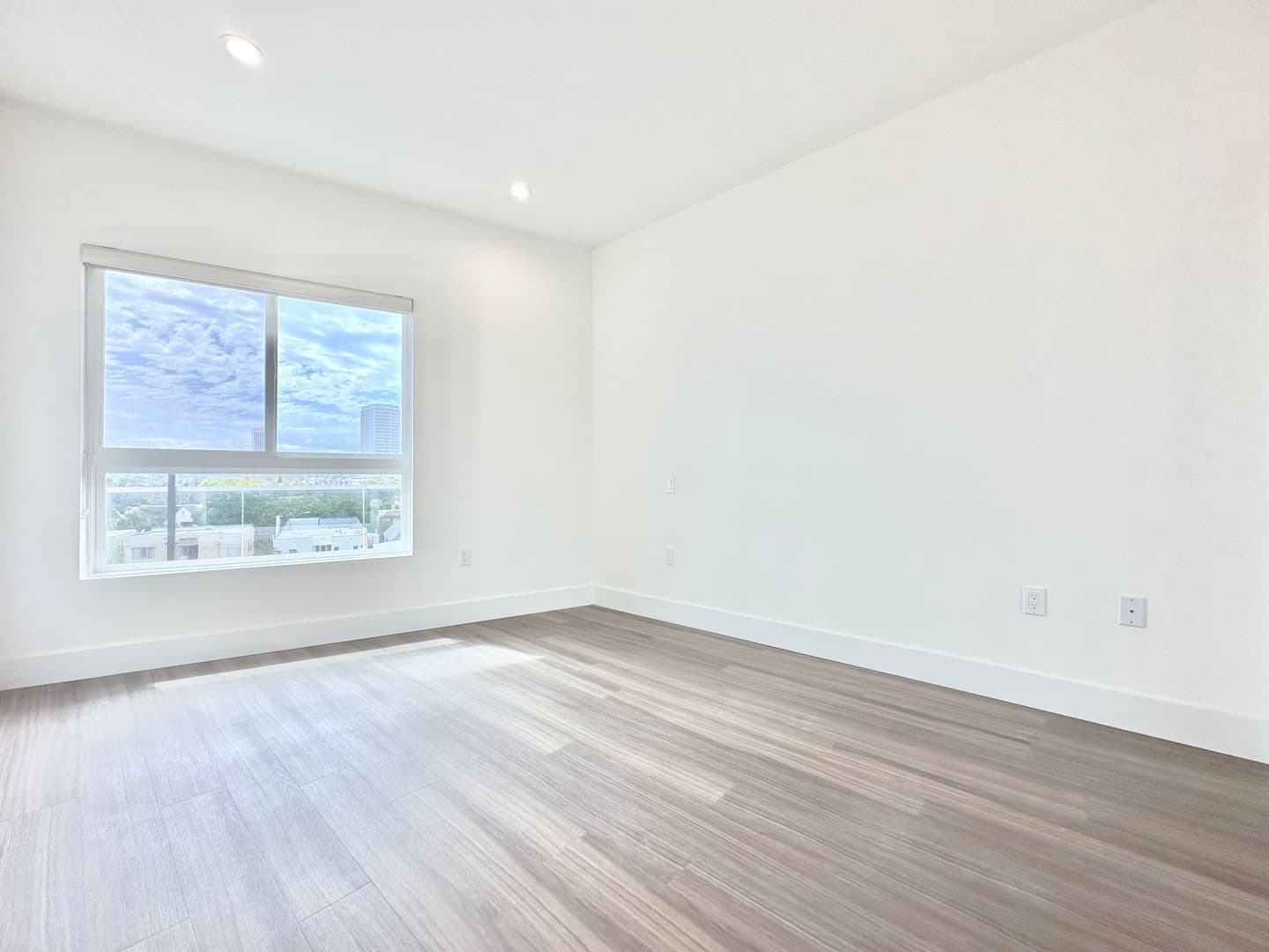 Los Angeles Apartment: 838 S La Brea Ave