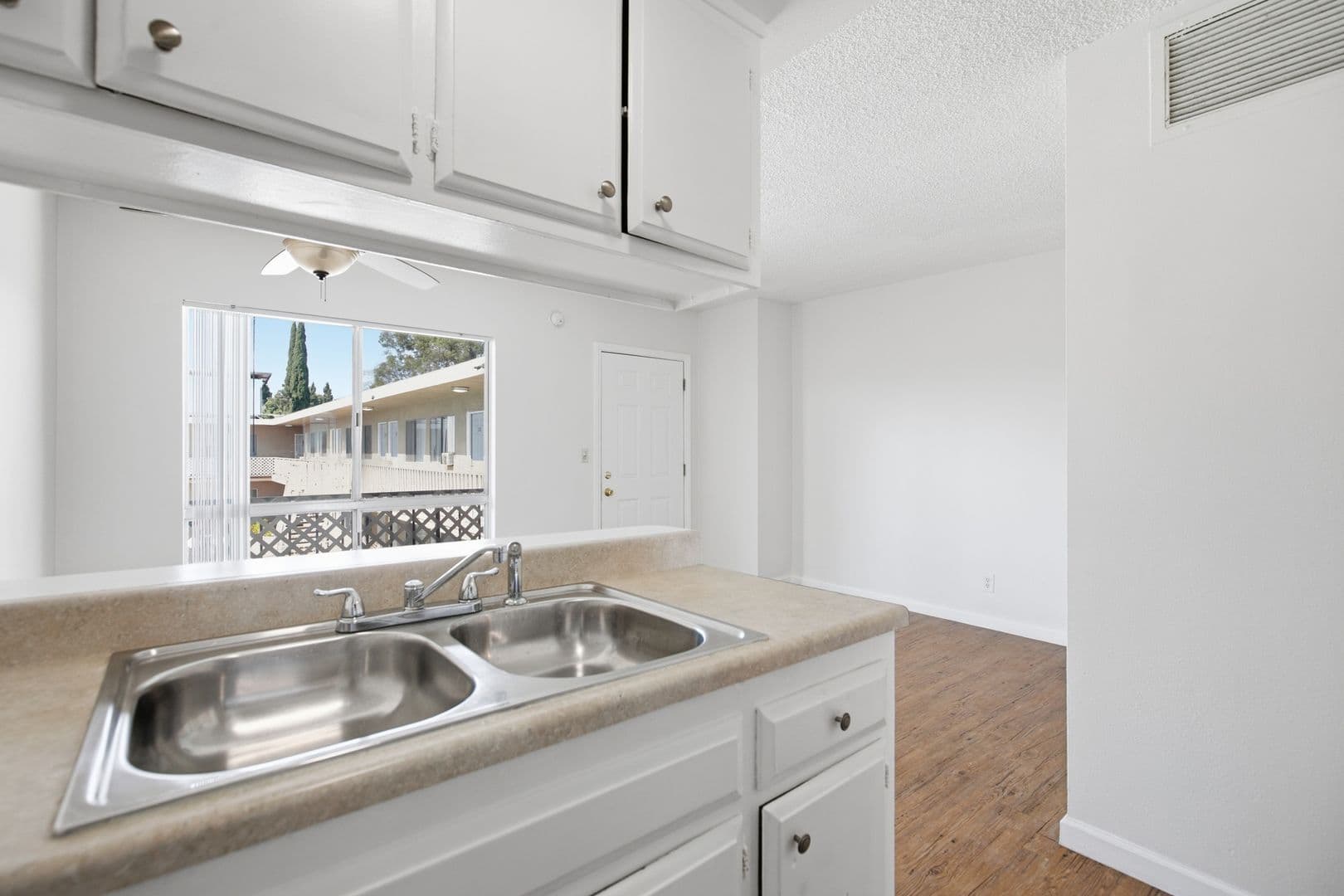 Pomona Apartment: 475 E Foothill Blvd