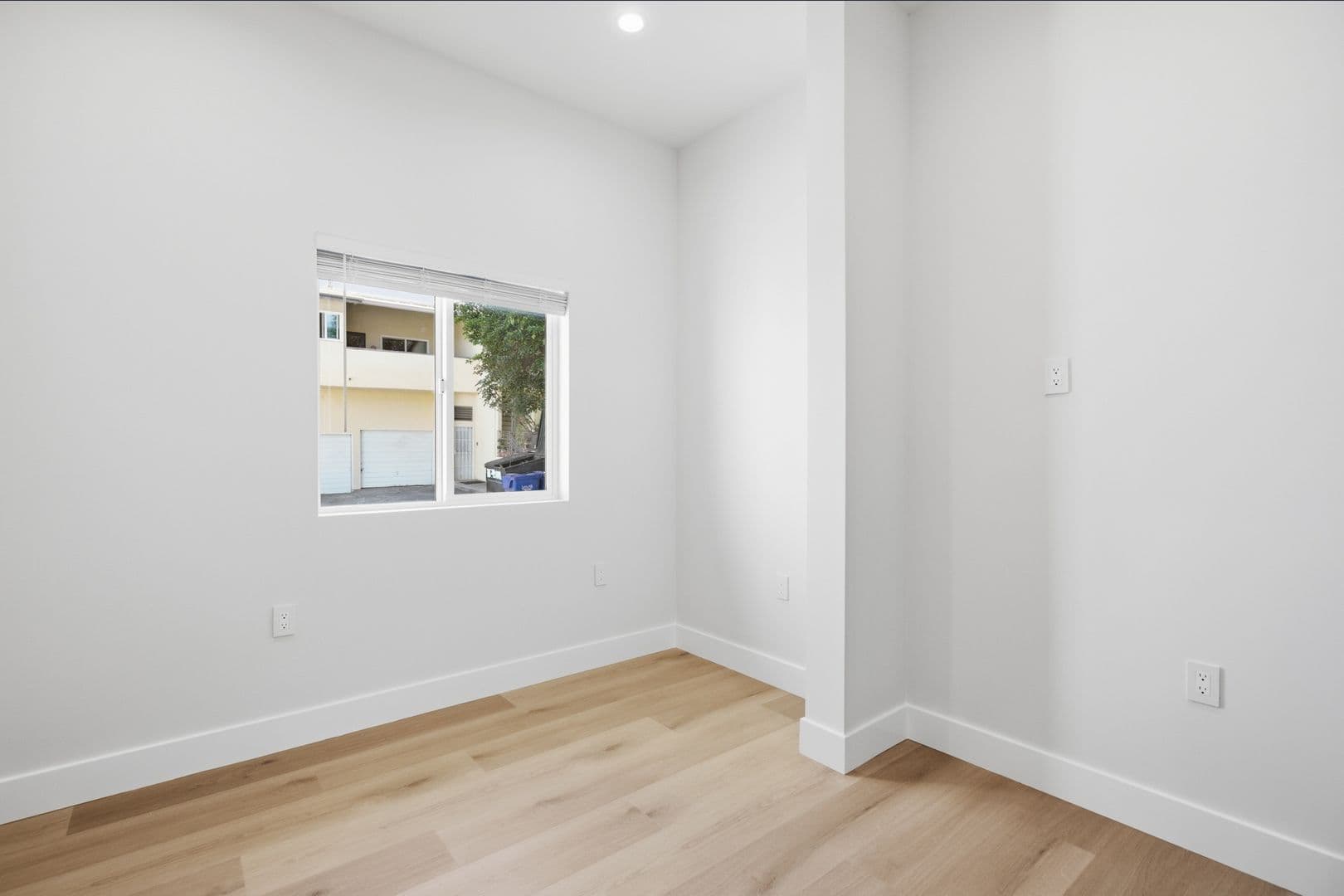 Sherman Oaks Apartment: 14007 Moorpark Street