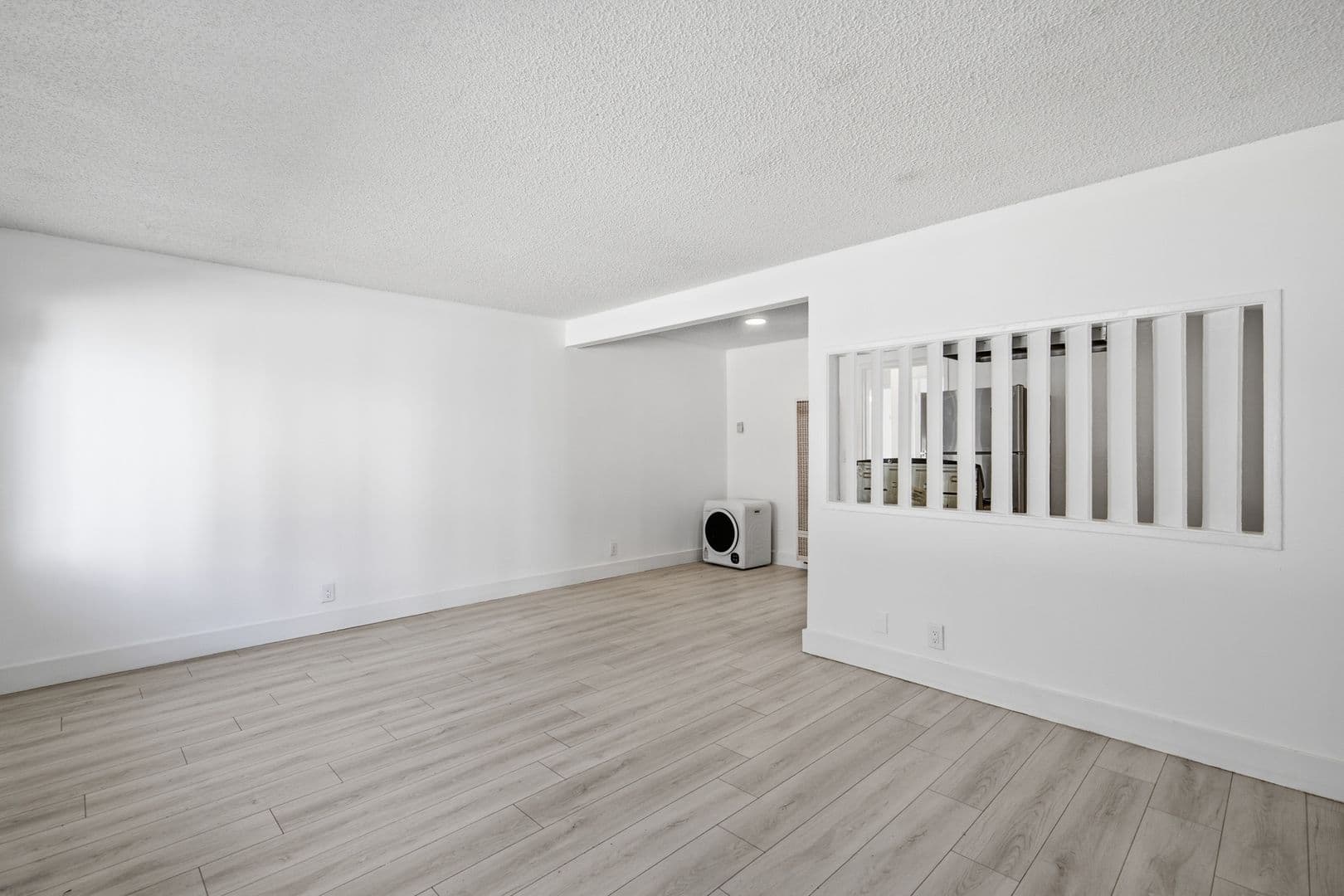Los Angeles Apartment: 3318 Drew Street