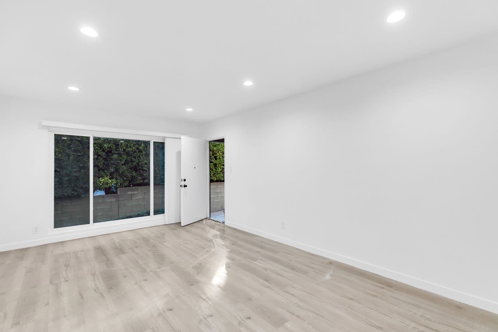 Los Angeles Apartment: 1138 Cardiff Avenue