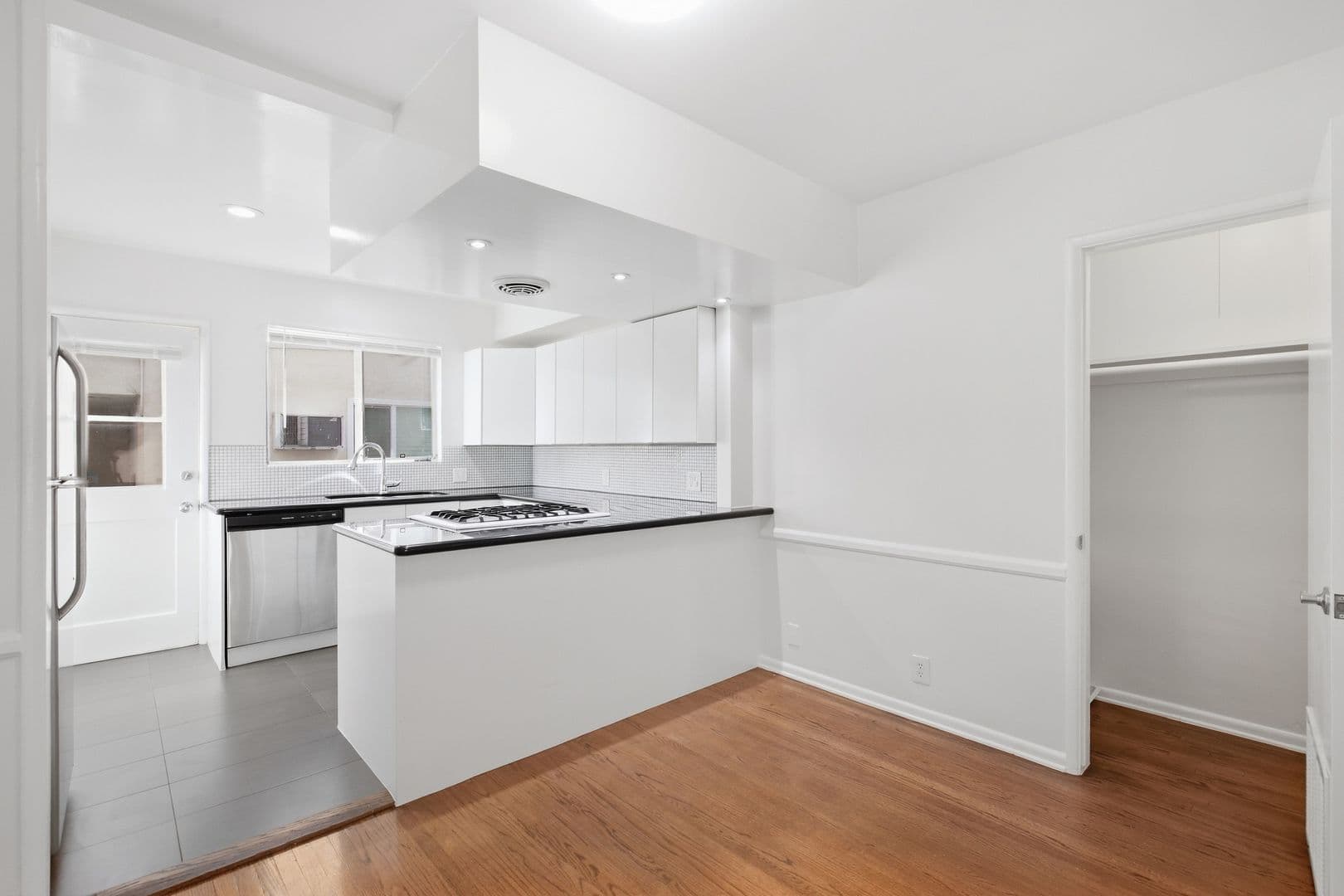 Beverly Hills Apartment: 357 S Elm Dr