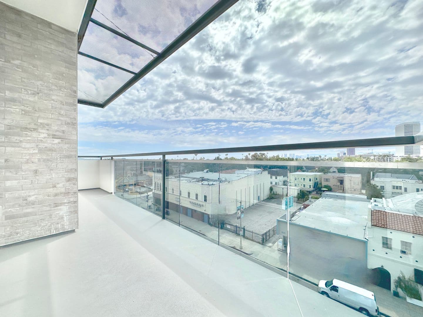 Los Angeles Apartment: 838 S La Brea Ave