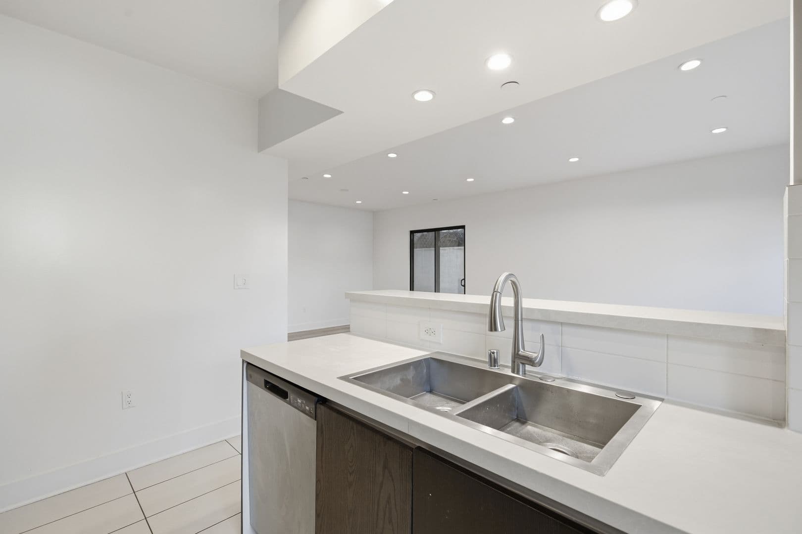Los Angeles Apartment: 843 N Fuller Avenue