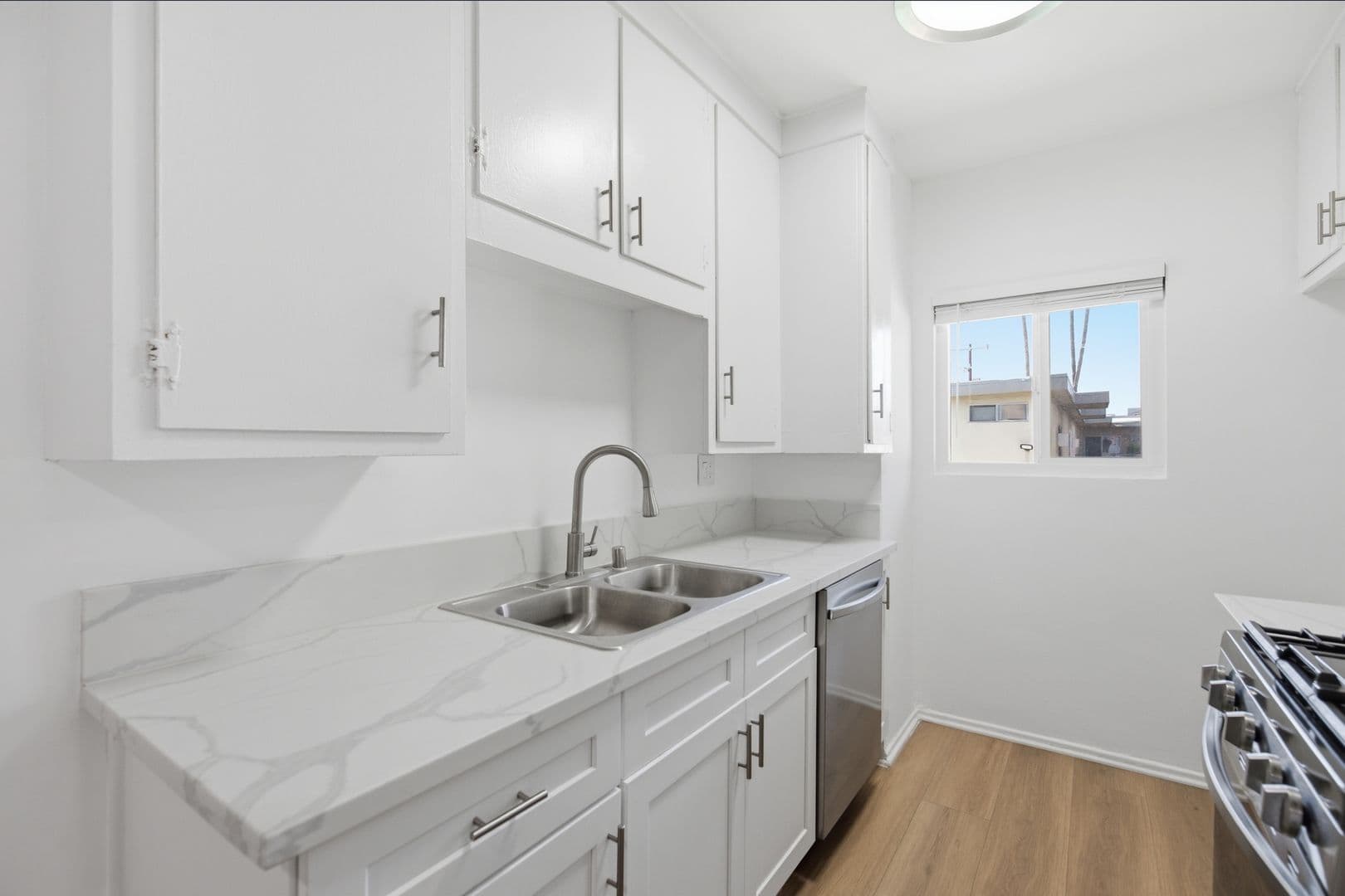 Reseda Apartment: 6632 Darby Ave