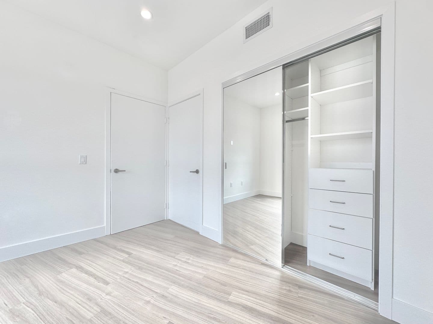 Los Angeles Apartment: 838 S La Brea Ave