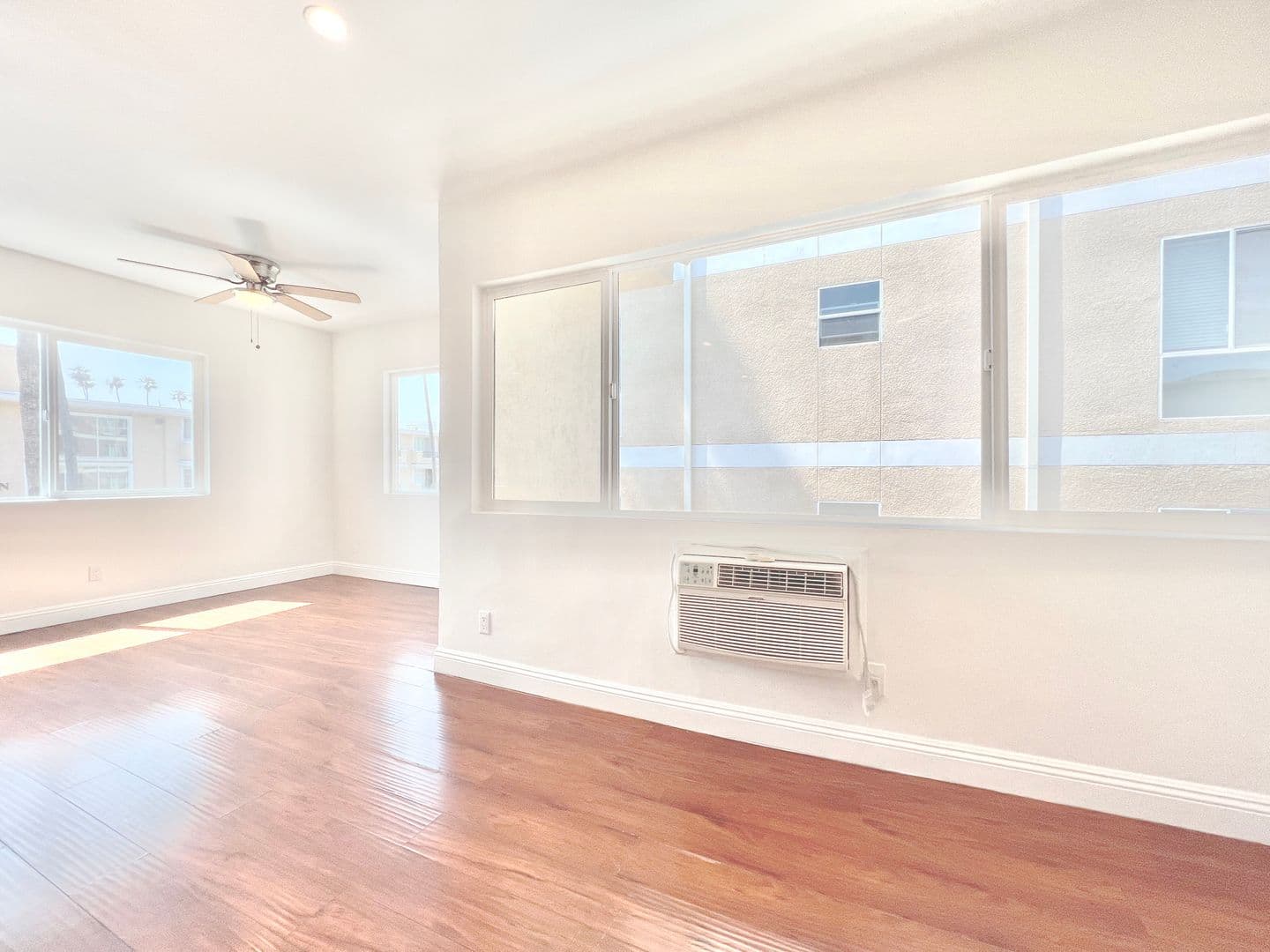 Los Angeles Apartment: 956 Elden Ave