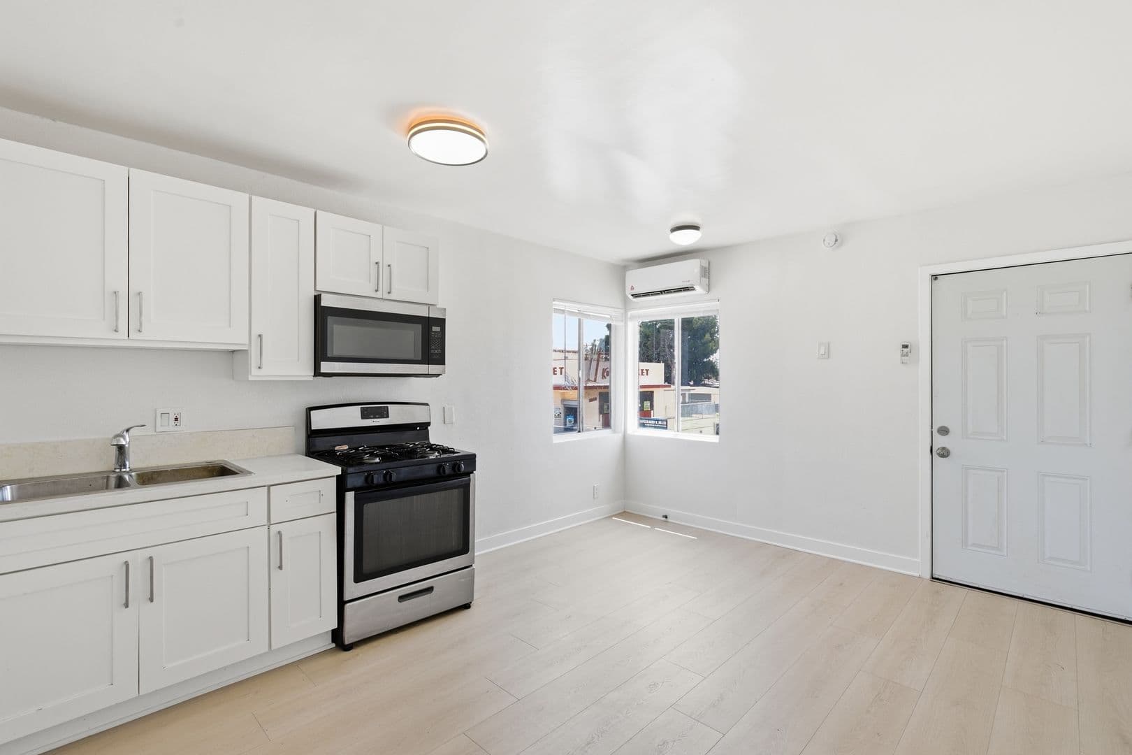 Los Angeles Apartment: 1805 W 80th St