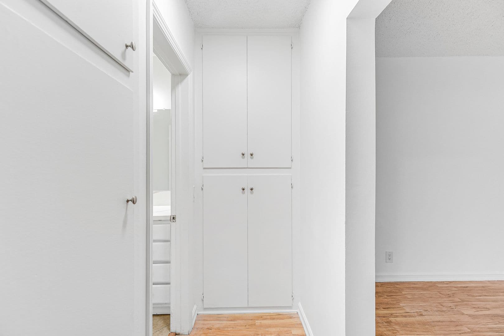 Los Angeles Apartment: 5923 Carlton Way