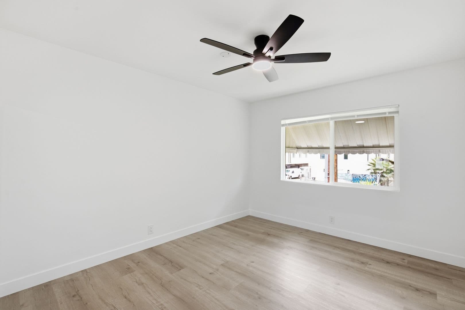 Van Nuys Apartment: 6860-6870 Hazeltine Avenue