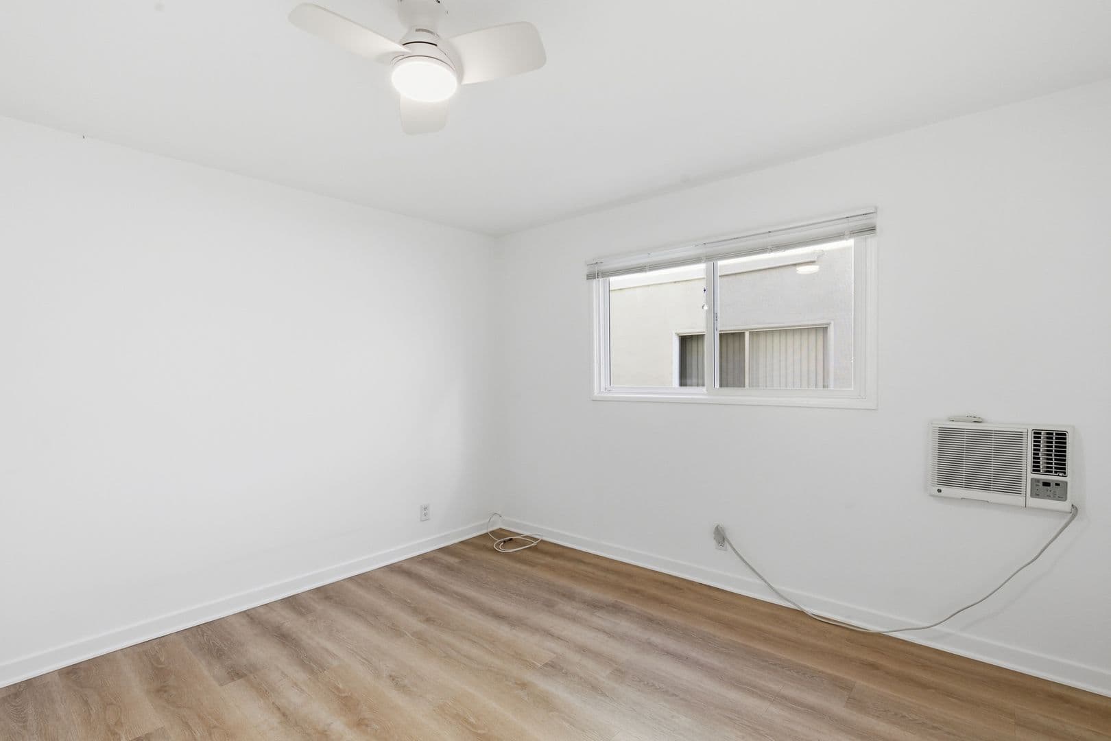 Los Angeles Apartment: 1453 S Westgate Ave