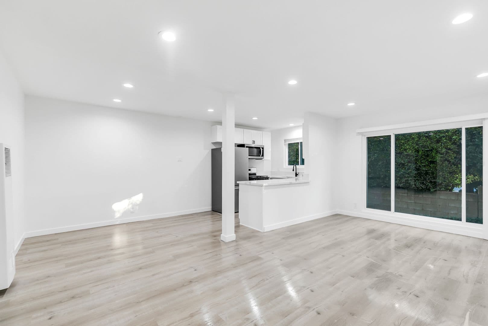 Los Angeles Apartment: 1138 Cardiff Avenue