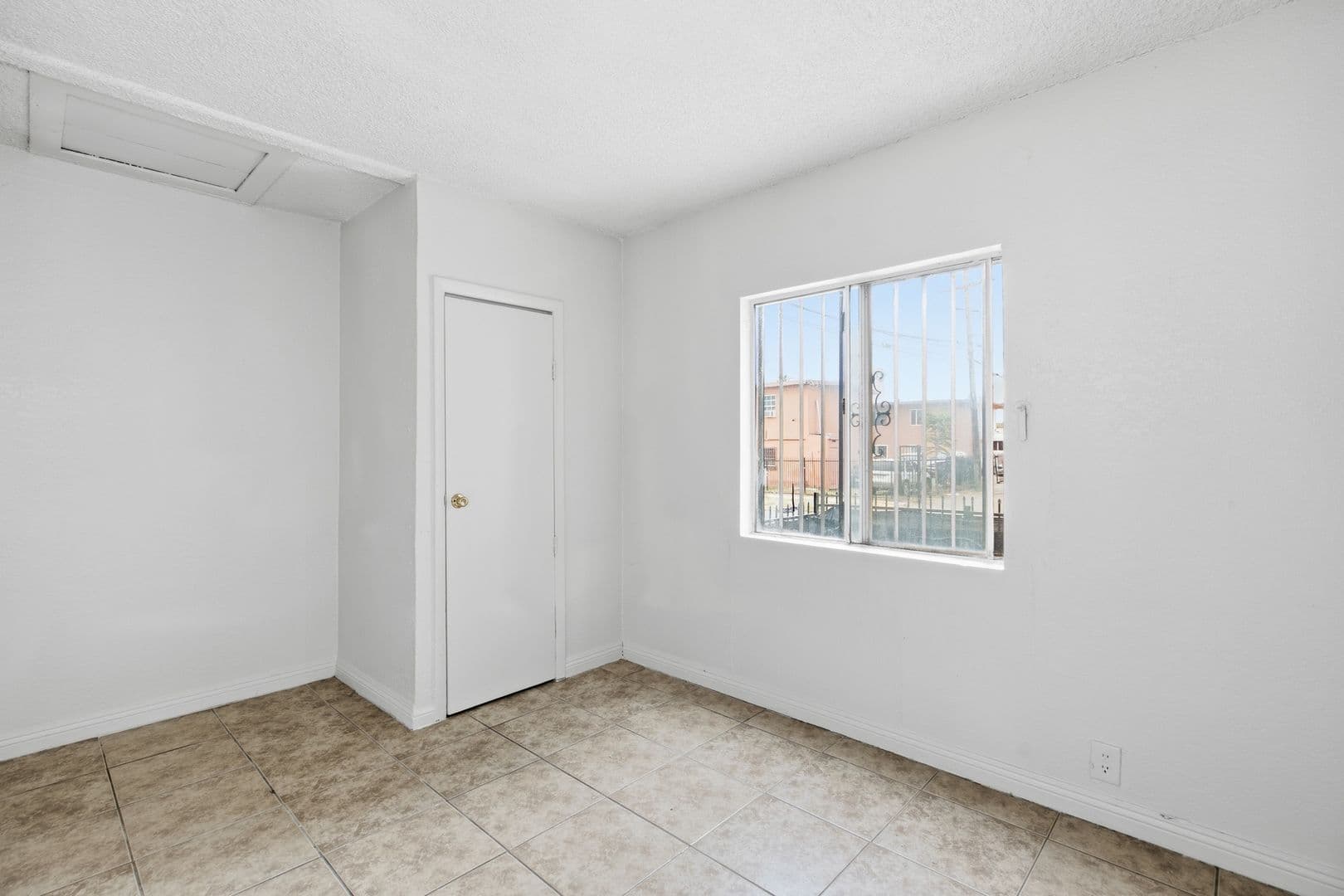 Los Angeles Apartment: 612 E 83rd St