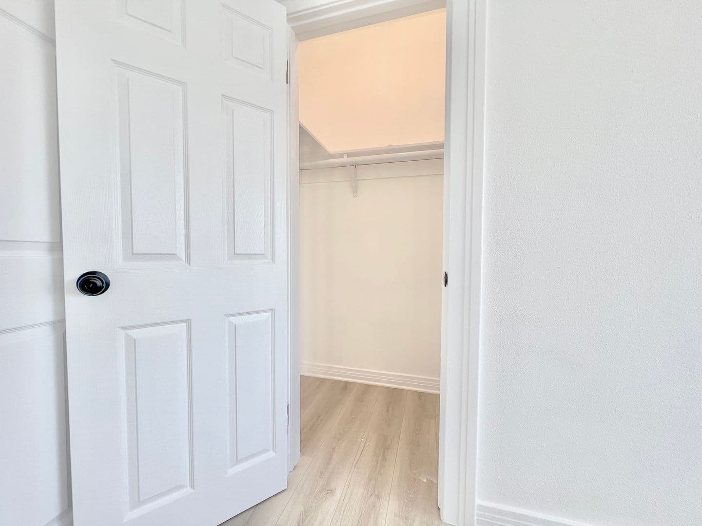Los Angeles Apartment: 707 W 48th Street