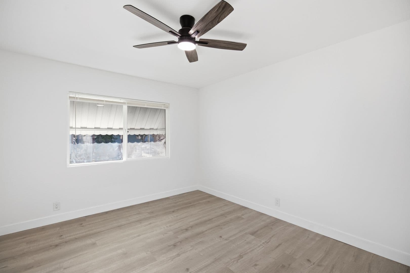 Van Nuys Apartment: 6860-6870 Hazeltine Avenue