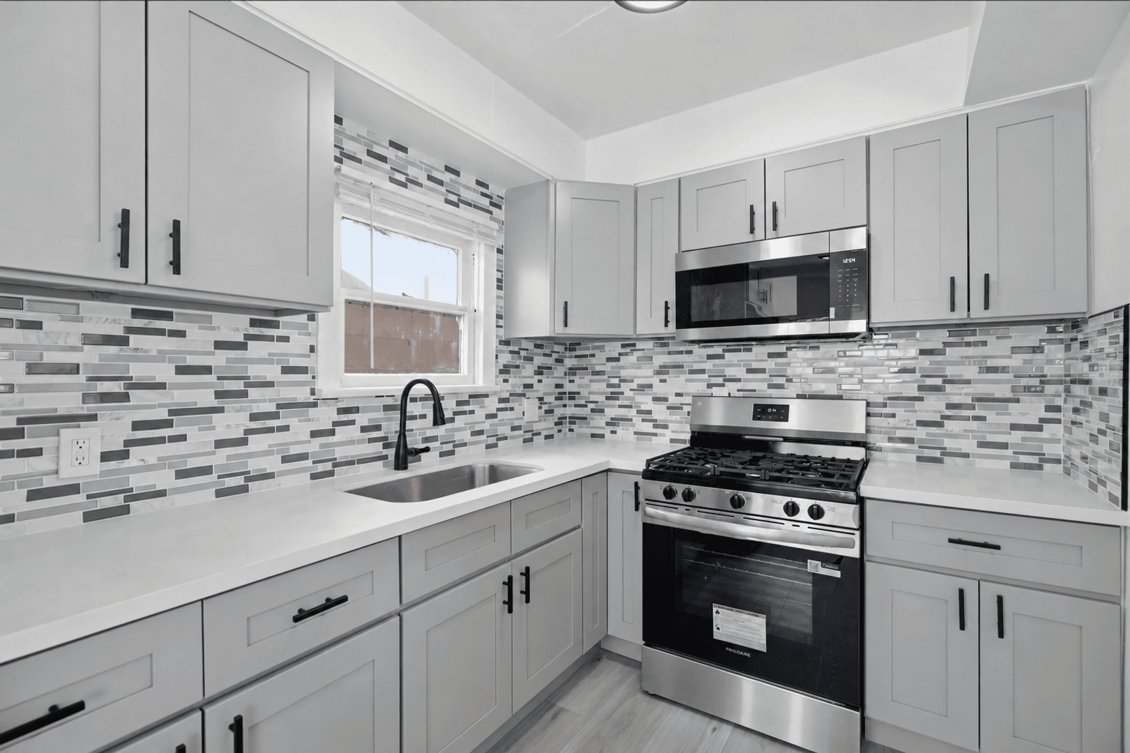 Van Nuys Apartment: 6860-6870 Hazeltine Avenue
