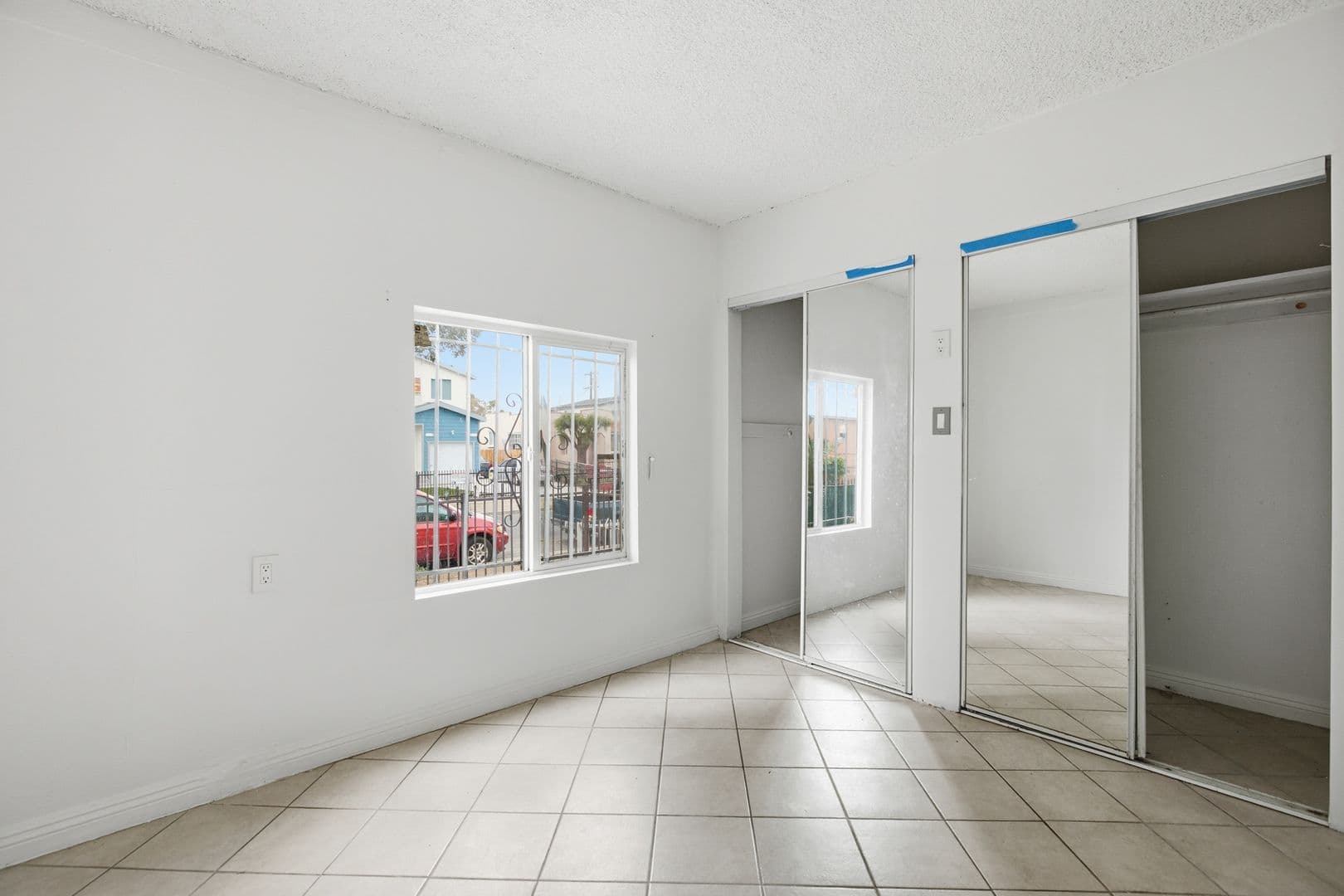 Los Angeles Apartment: 612 E 83rd St