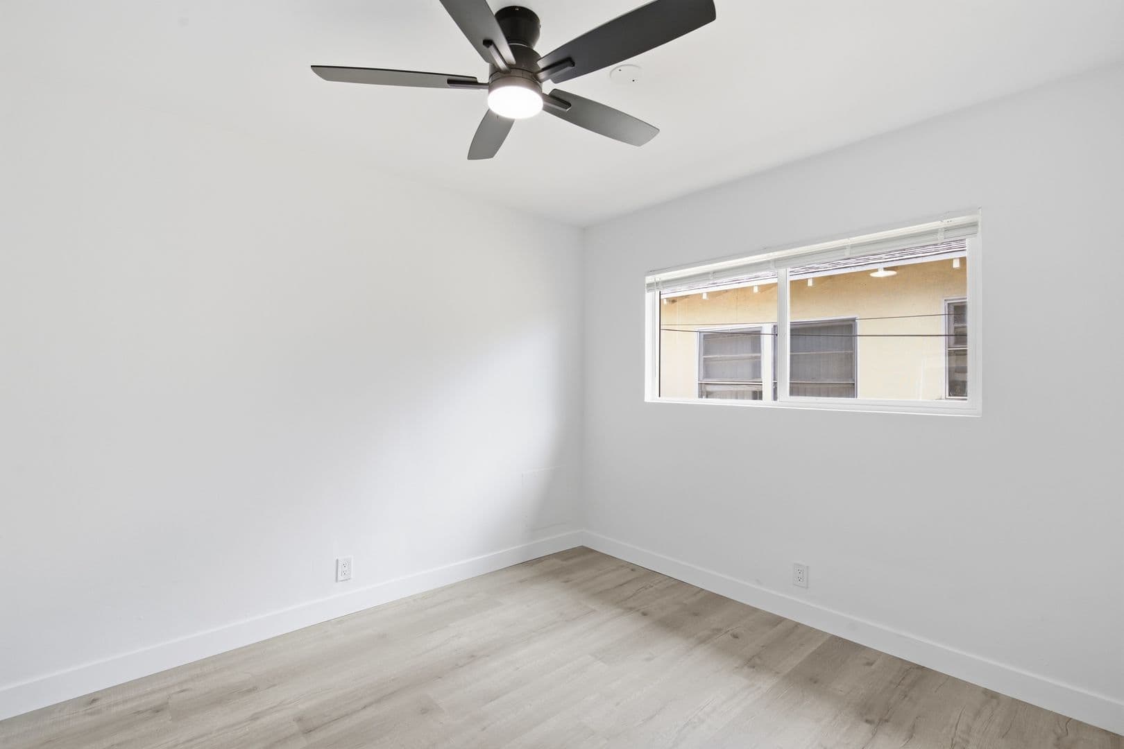 Van Nuys Apartment: 6860-6870 Hazeltine Avenue