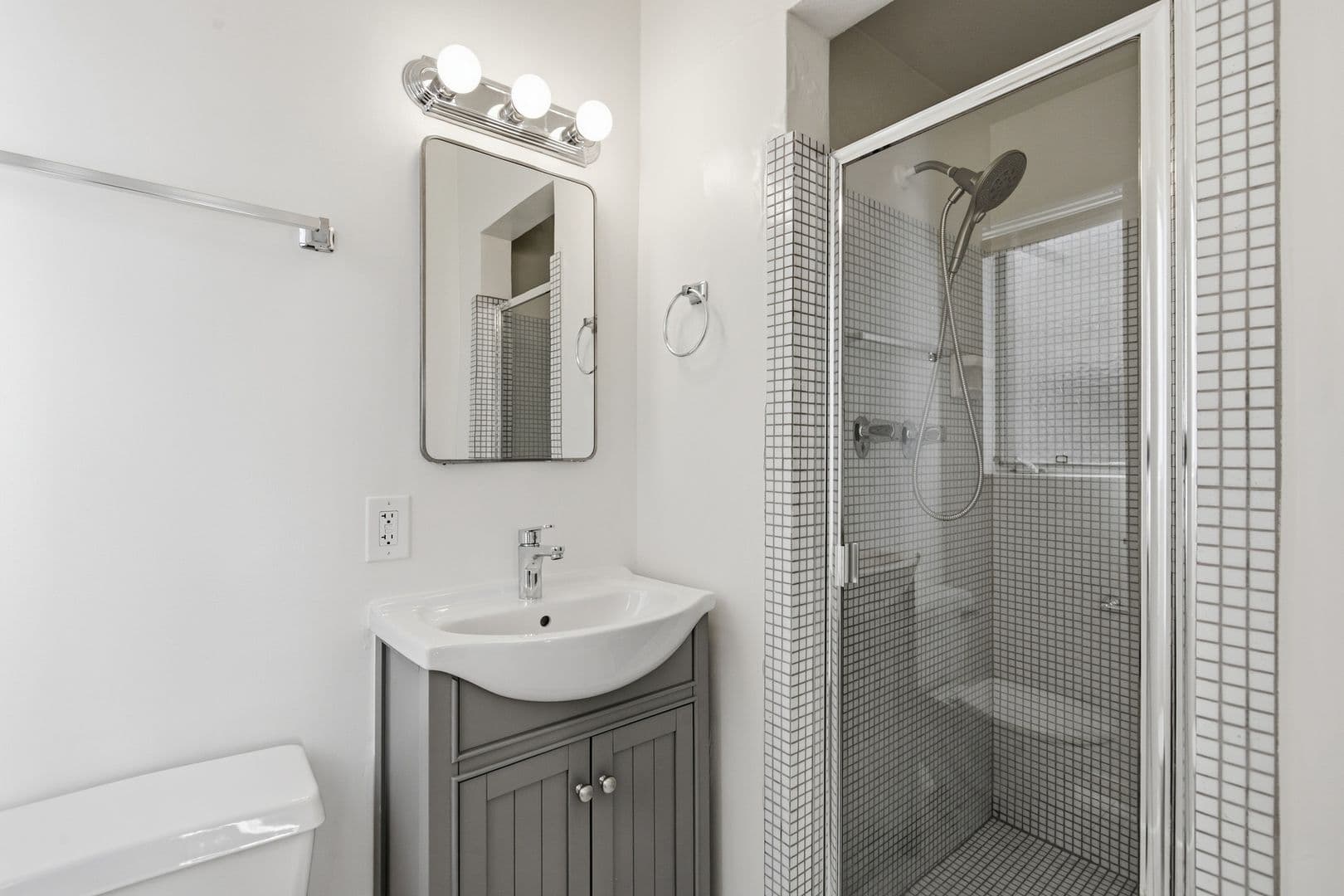 Beverly Hills Apartment: 357 S Elm Dr