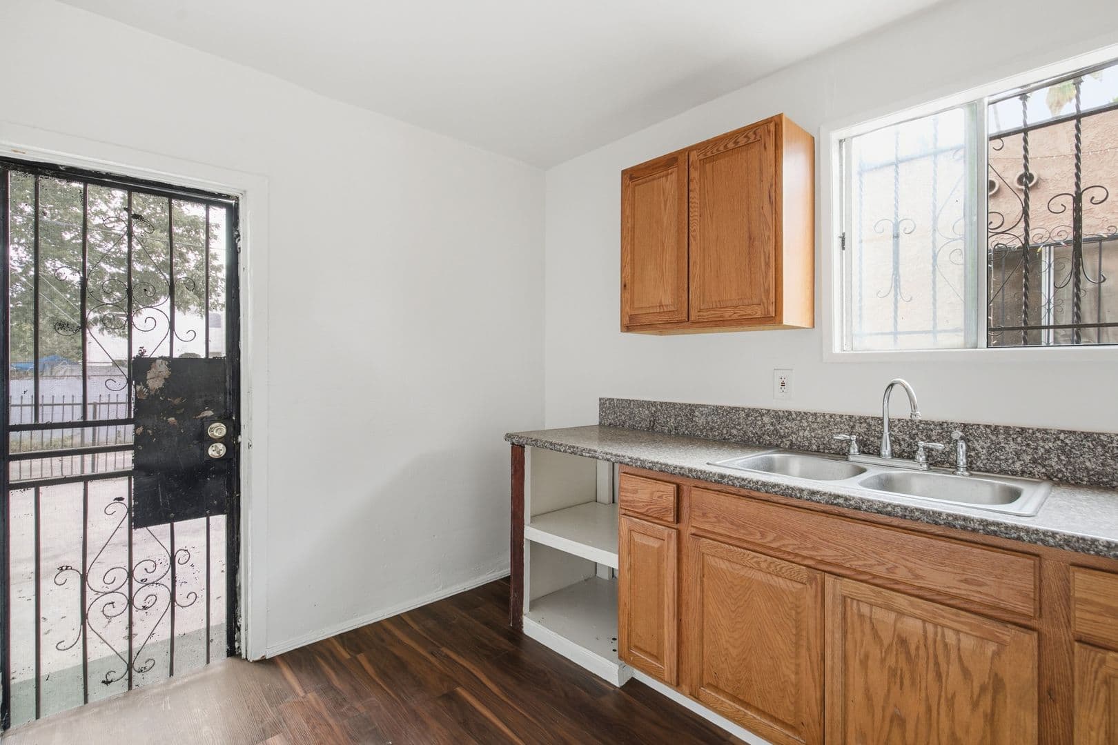 Los Angeles Apartment: 612 E 83rd St