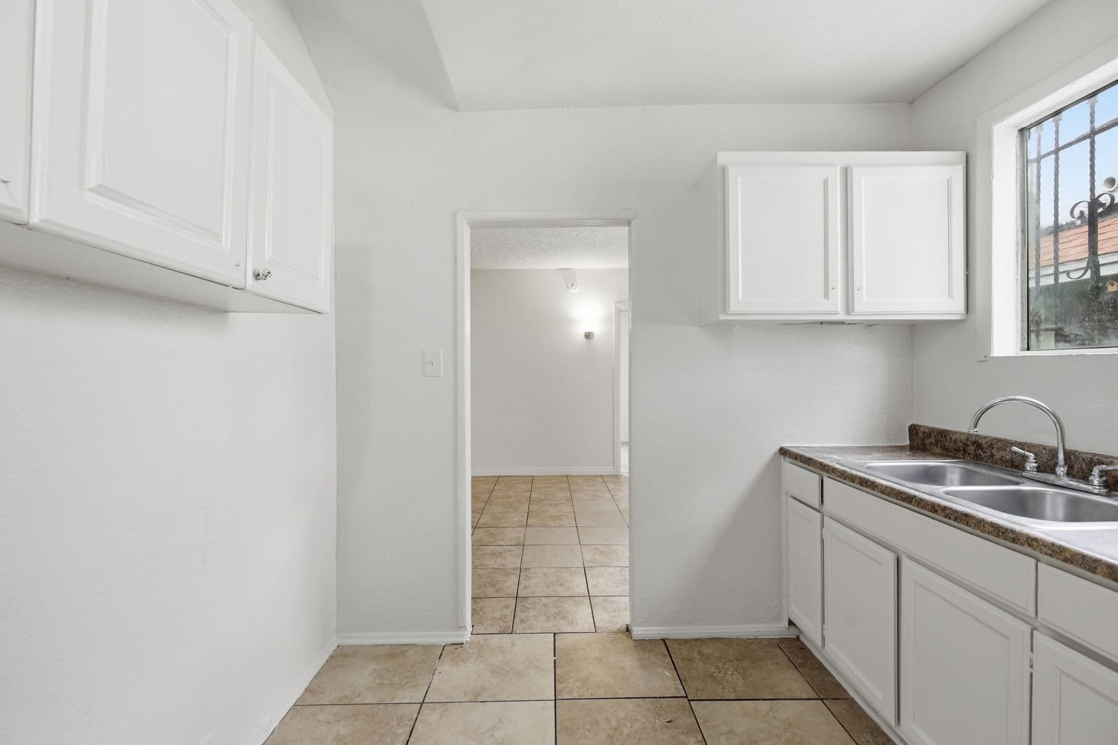 Los Angeles Apartment: 612 E 83rd St
