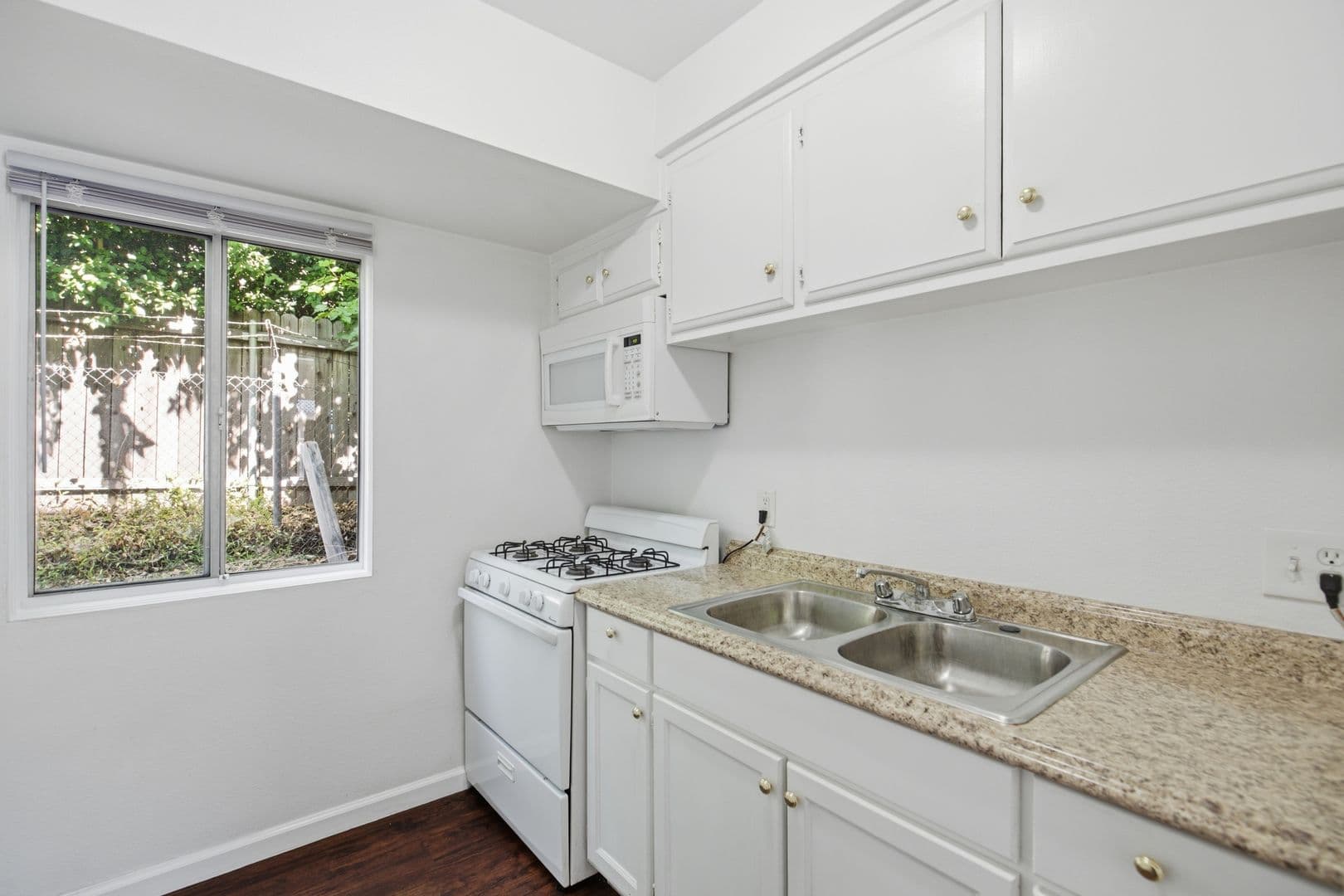 Pomona Apartment: 475 E Foothill Blvd