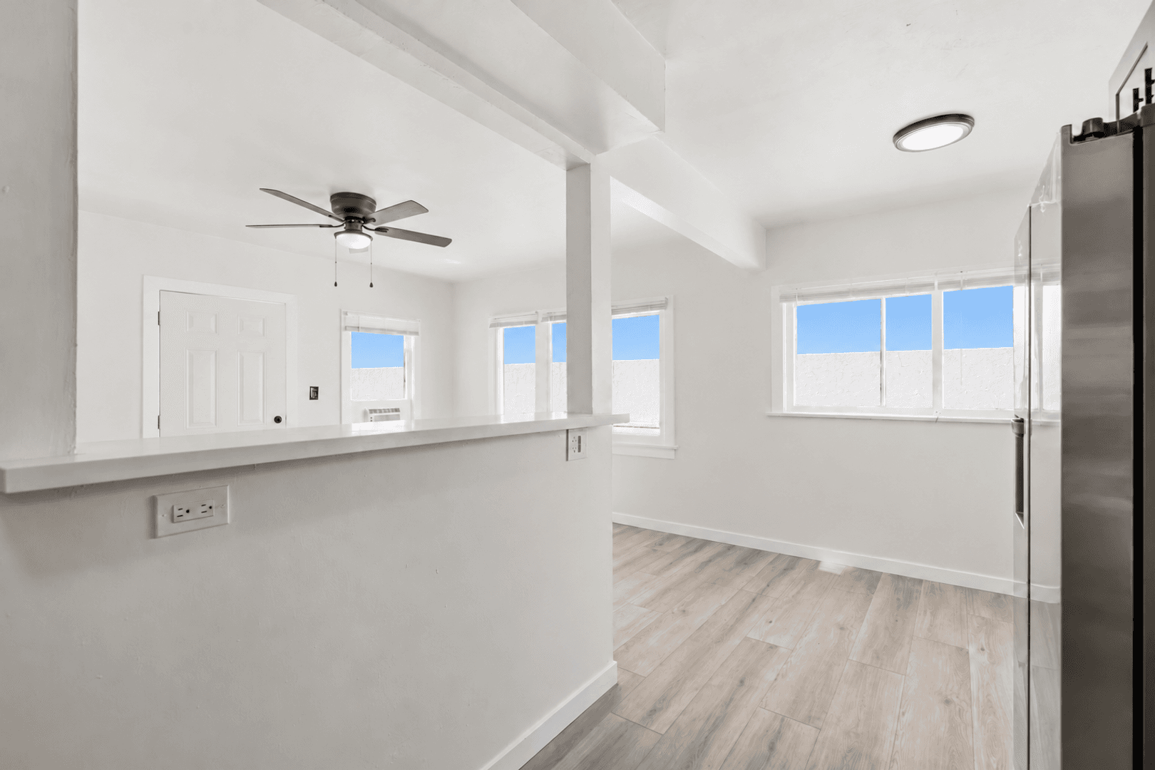 Van Nuys Apartment: 6860-6870 Hazeltine Avenue