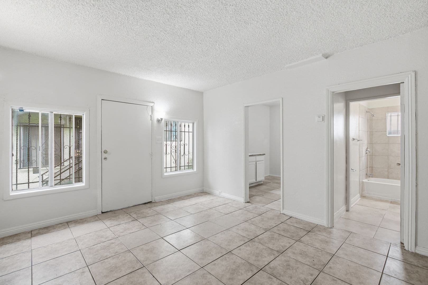 Los Angeles Apartment: 612 E 83rd St