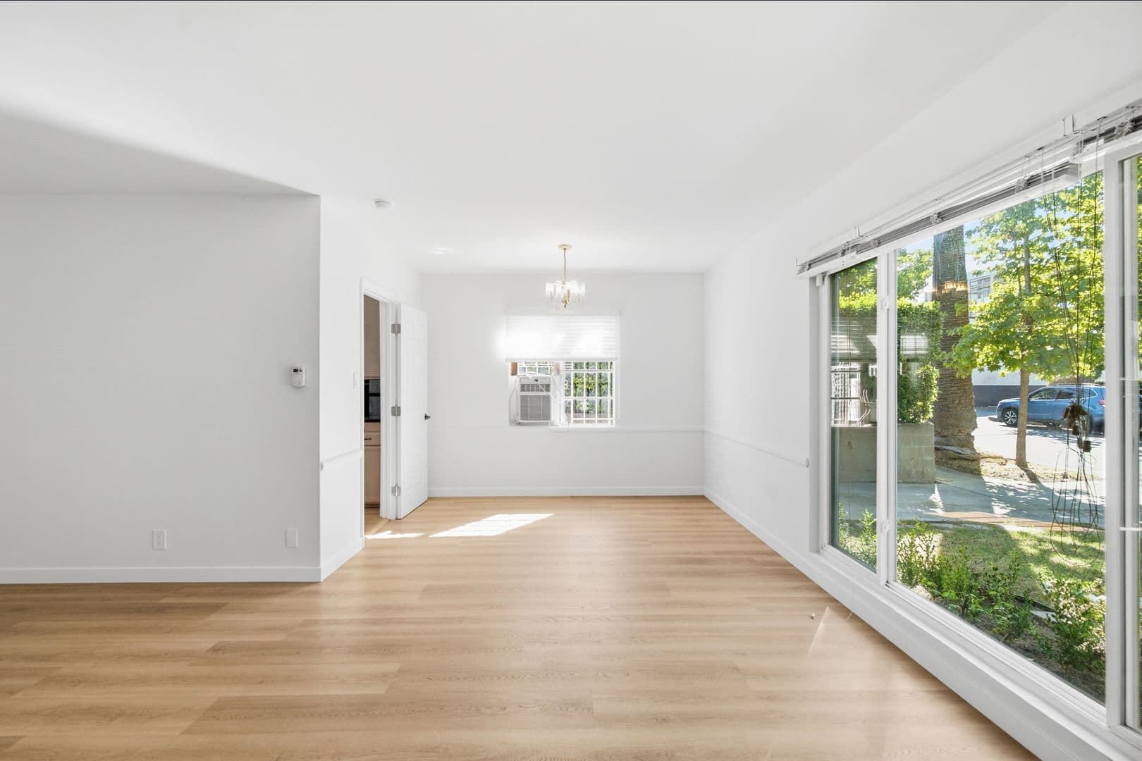 Los Angeles Apartment: 1138 Cardiff Avenue