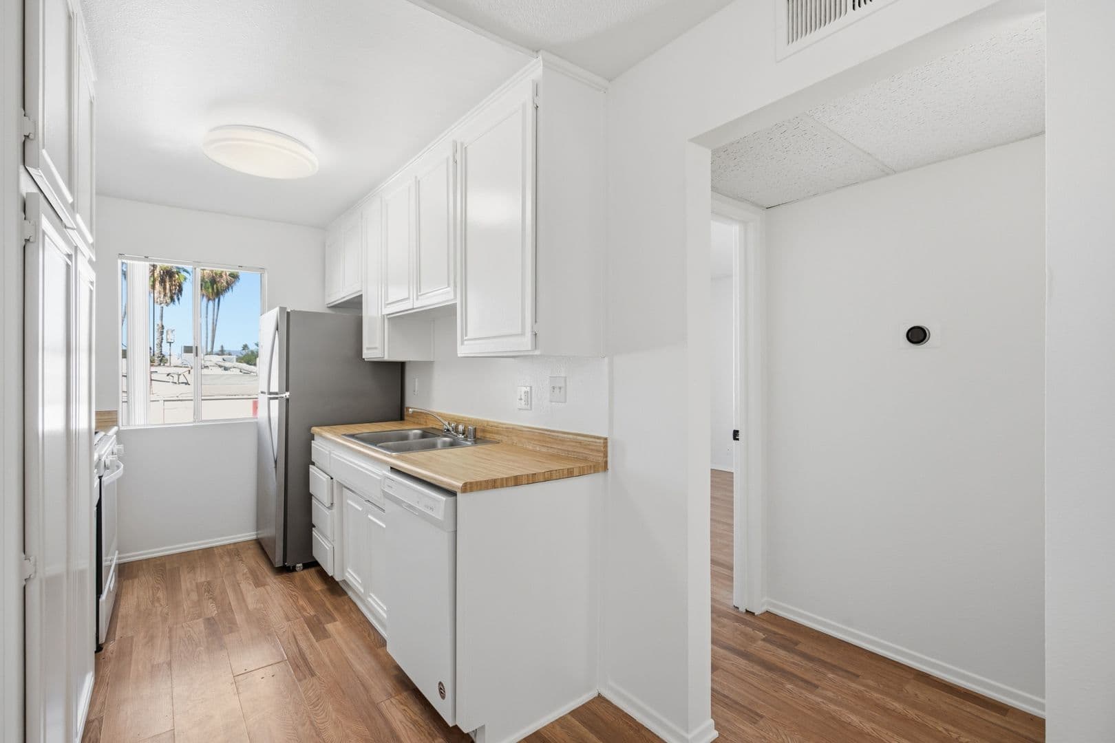 Sherman Oaks Apartment: 14455 Dickens St
