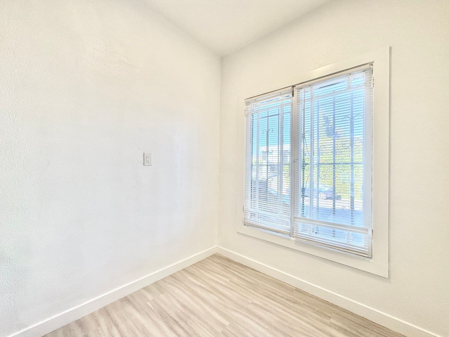 Los Angeles Apartment: 1922 Montrose Street