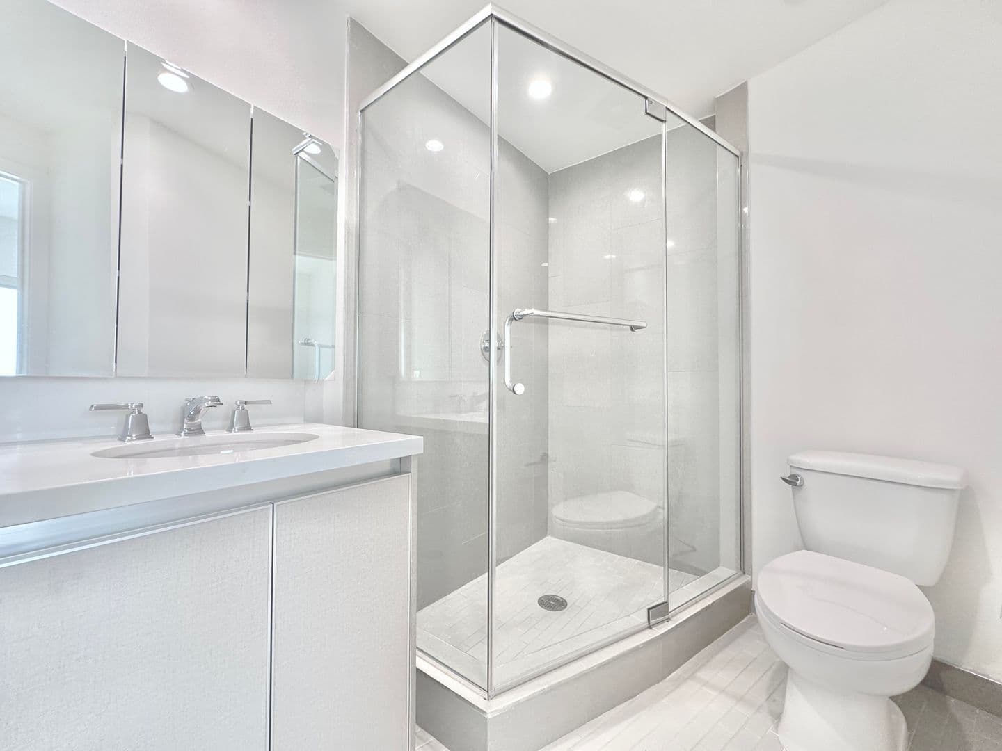 Los Angeles Apartment: 838 S La Brea Ave
