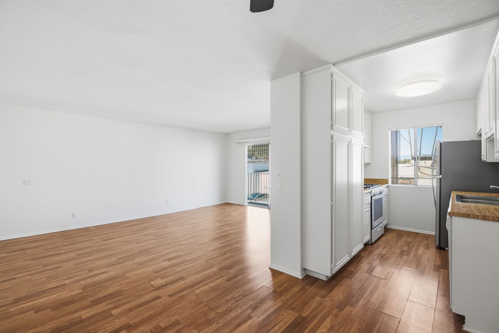 Sherman Oaks Apartment: 14455 Dickens St