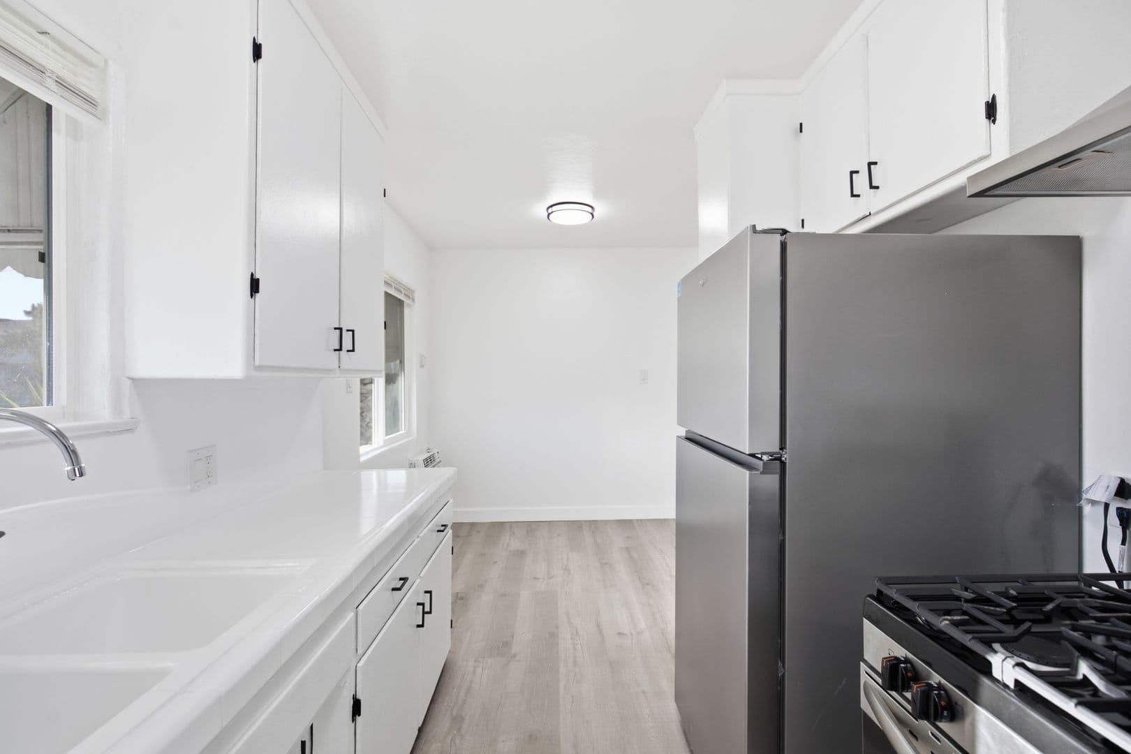 Van Nuys Apartment: 6860-6870 Hazeltine Avenue
