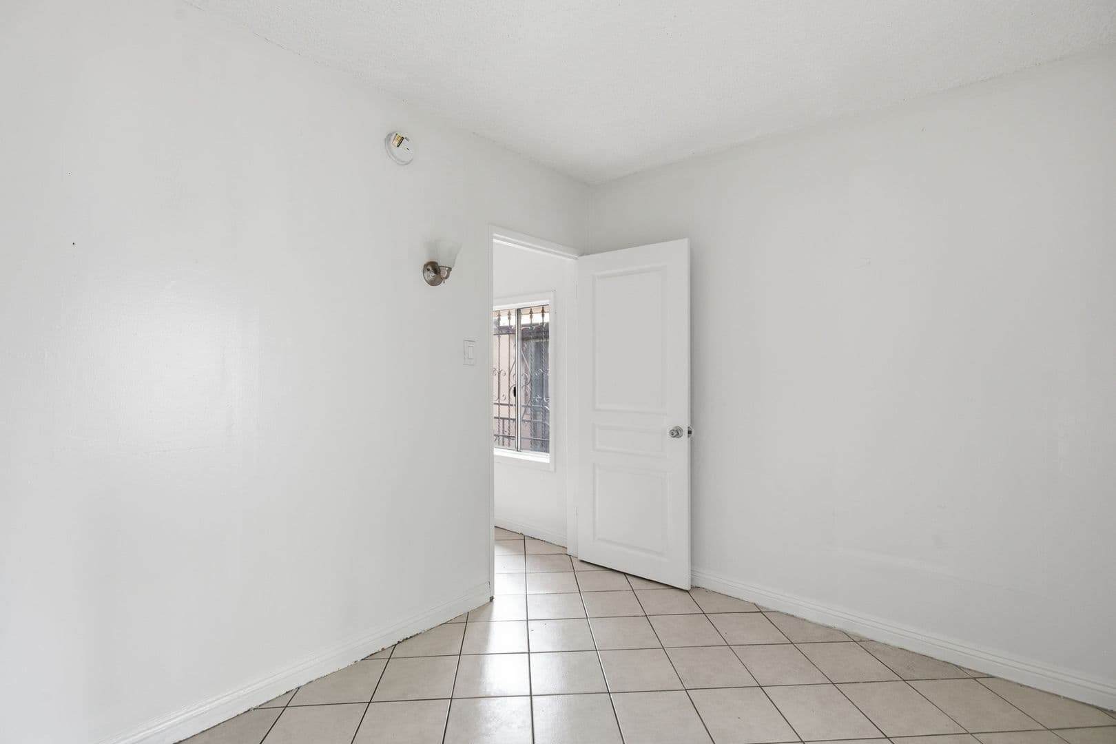 Los Angeles Apartment: 612 E 83rd St