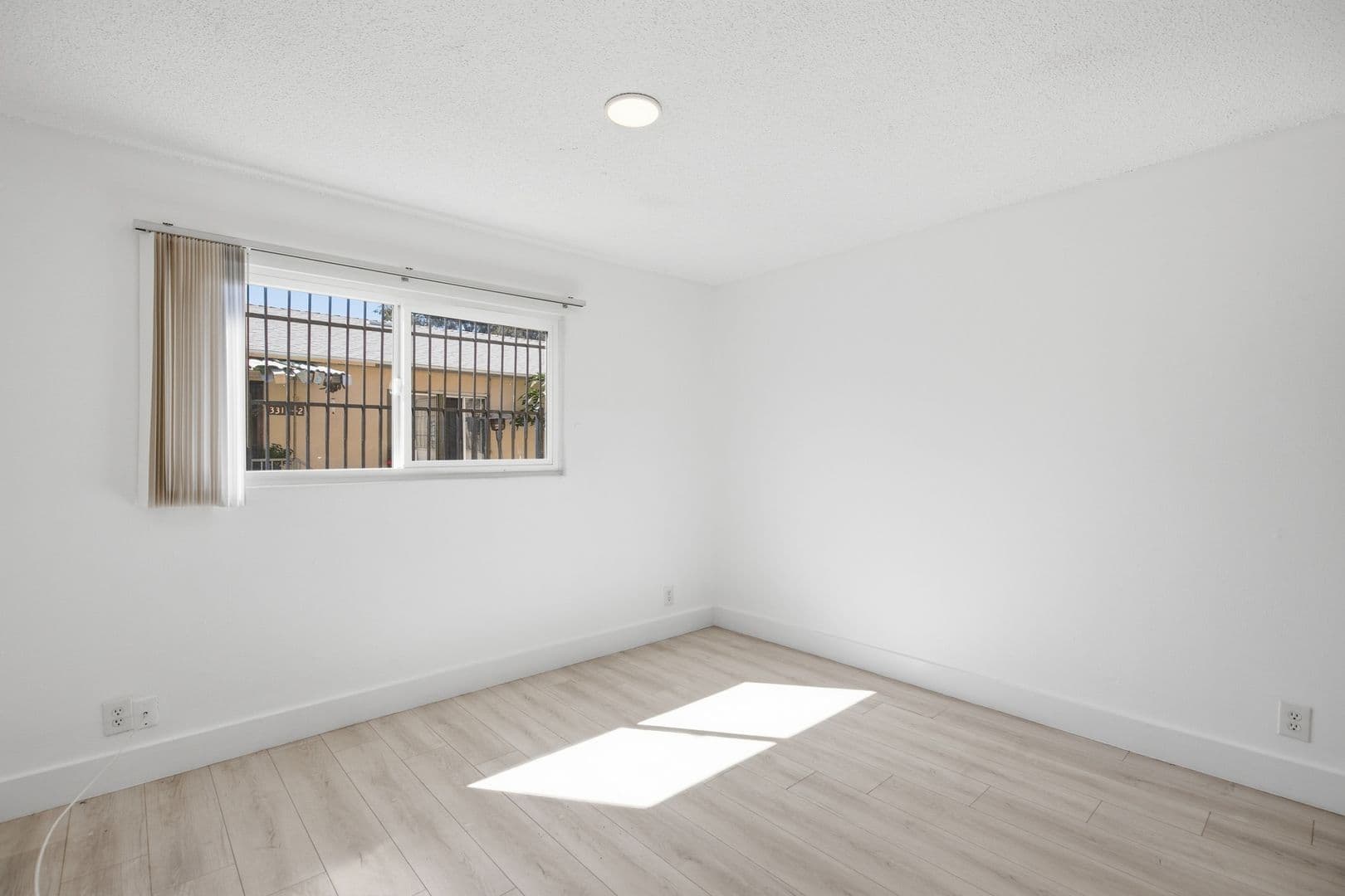 Los Angeles Apartment: 3318 Drew Street
