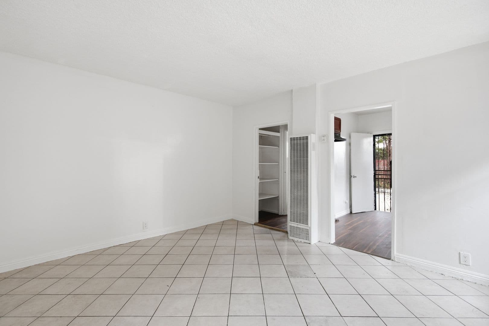 Los Angeles Apartment: 612 E 83rd St
