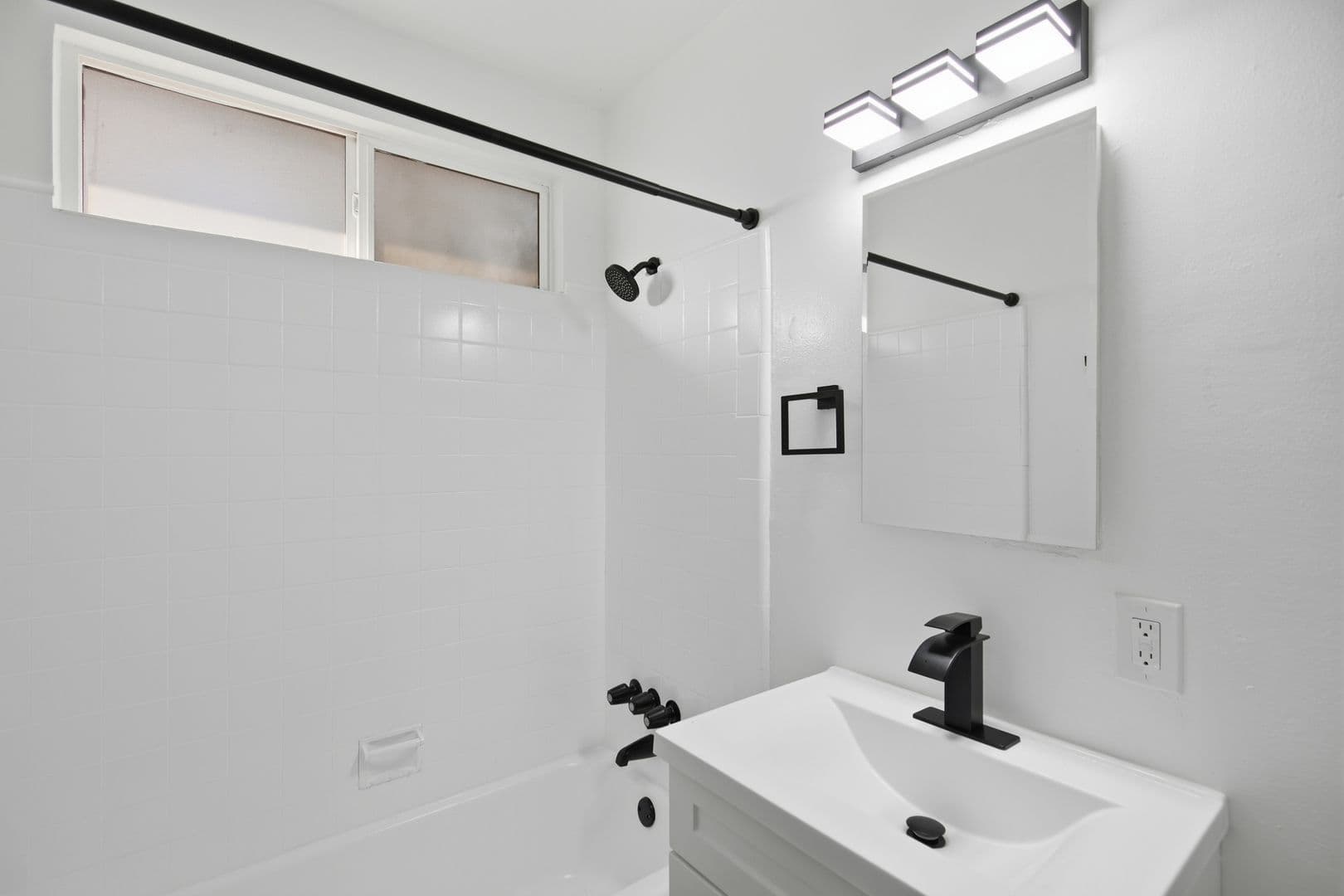 Van Nuys Apartment: 6860-6870 Hazeltine Avenue