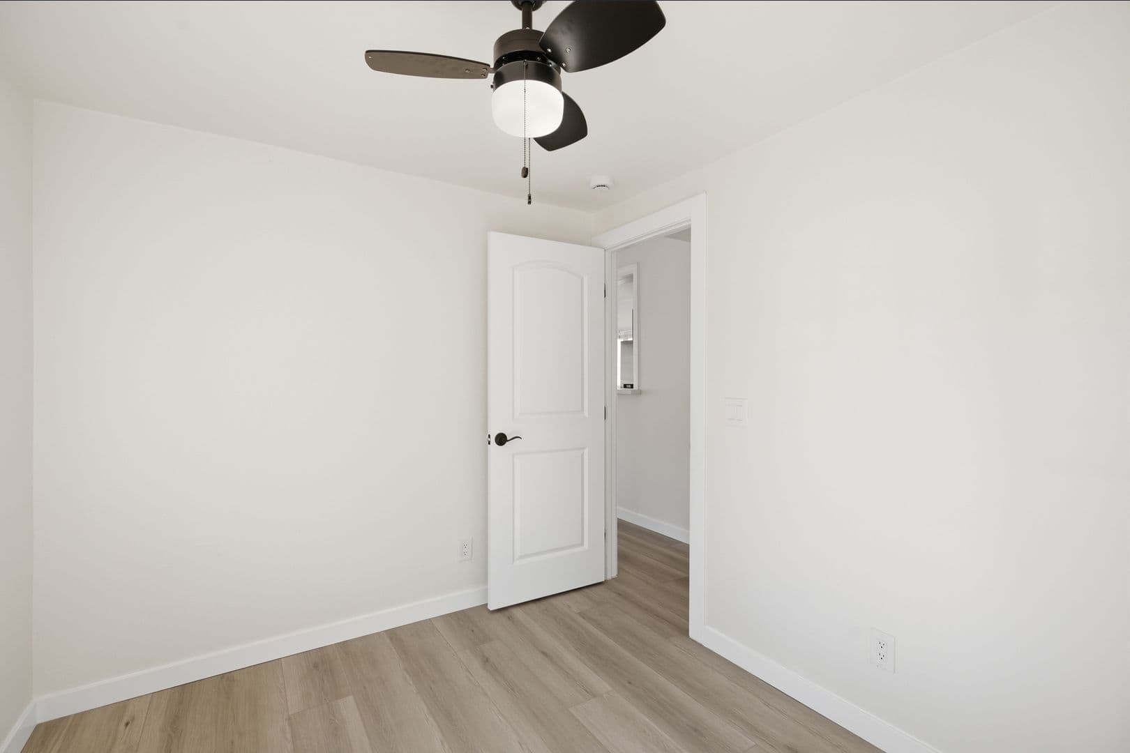 Van Nuys Apartment: 6860-6870 Hazeltine Avenue