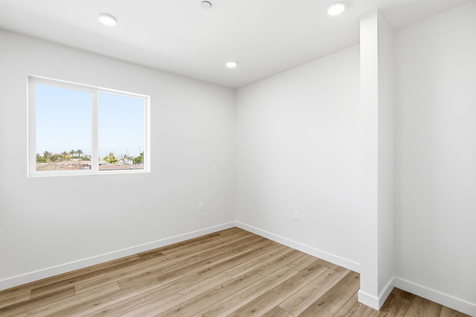 Los Angeles Apartment: 7655 San Pedro Street