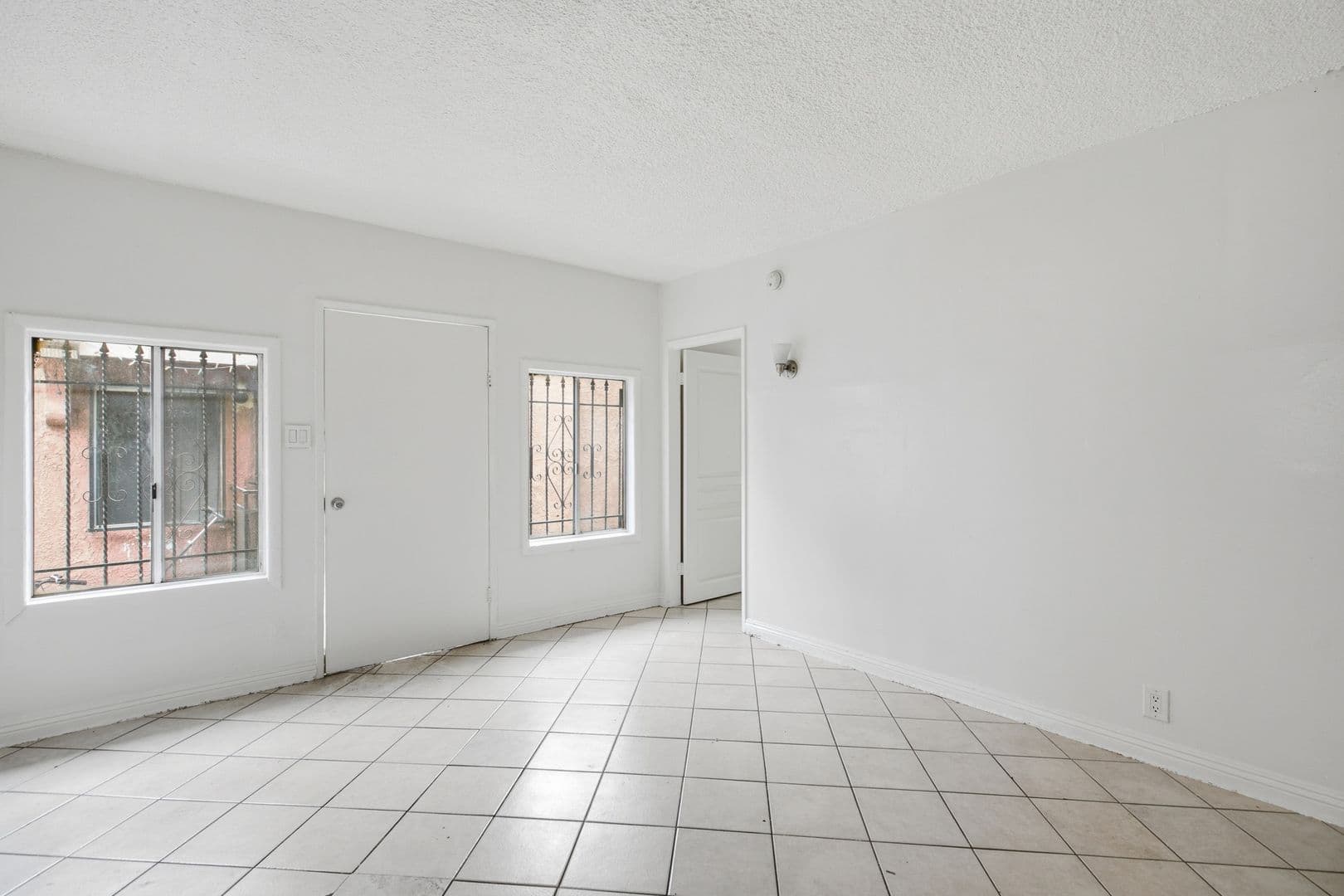 Los Angeles Apartment: 612 E 83rd St