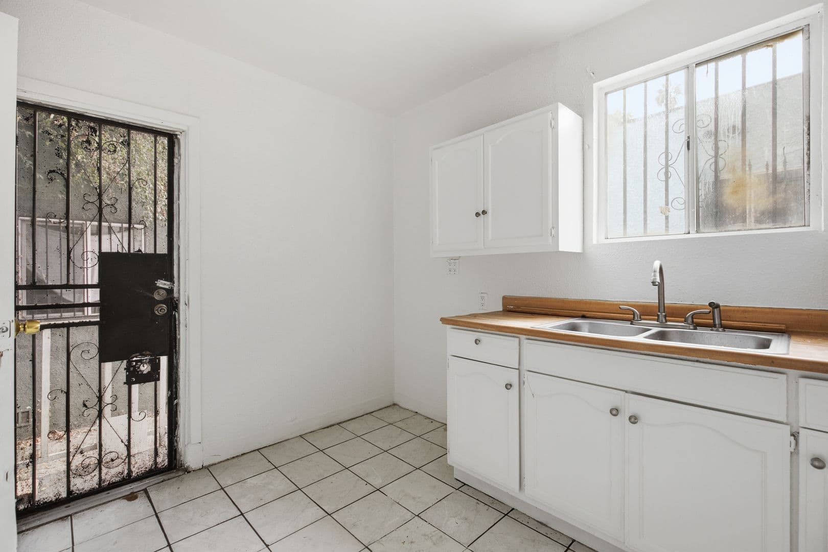 Los Angeles Apartment: 612 E 83rd St