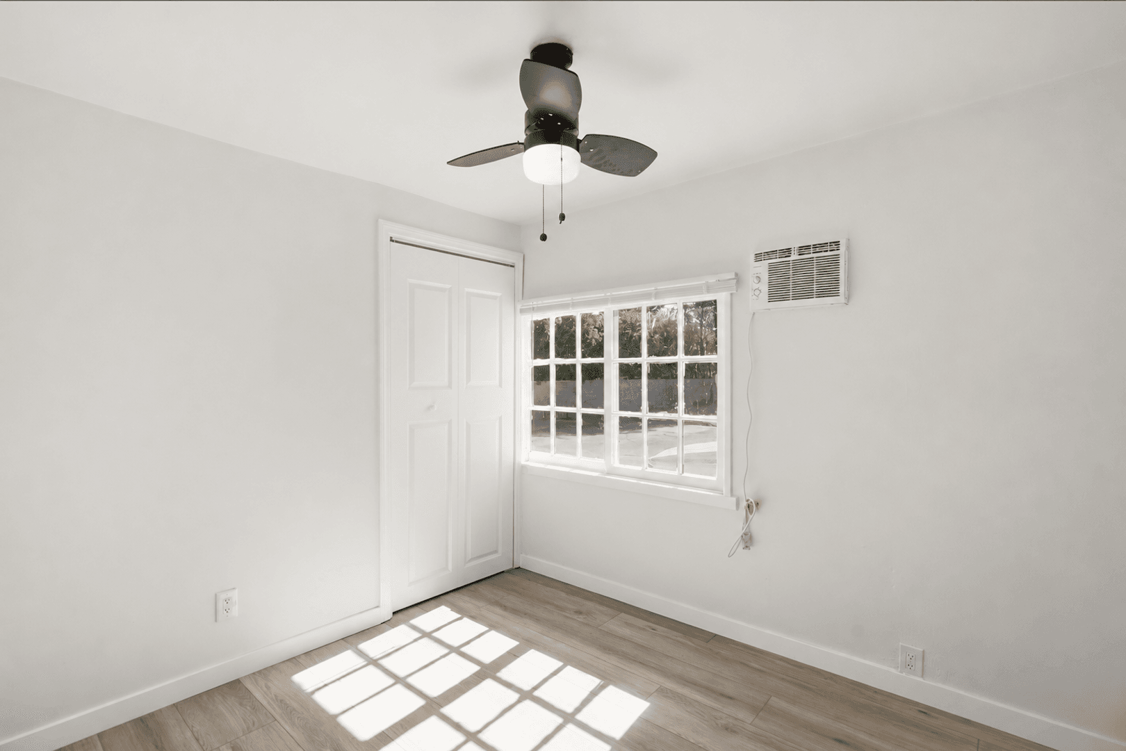 Van Nuys Apartment: 6860-6870 Hazeltine Avenue
