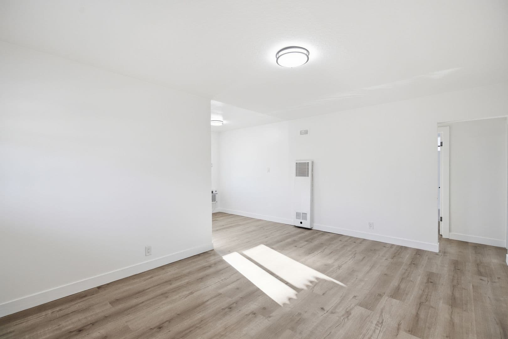 Van Nuys Apartment: 6860-6870 Hazeltine Avenue