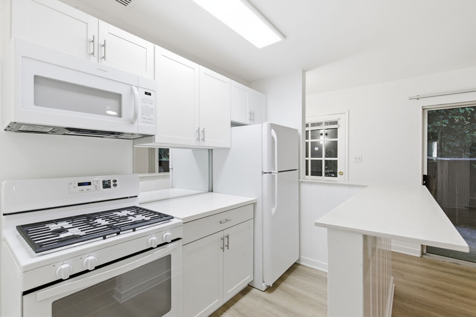 Los Angeles Apartment: 1453 S Westgate Ave