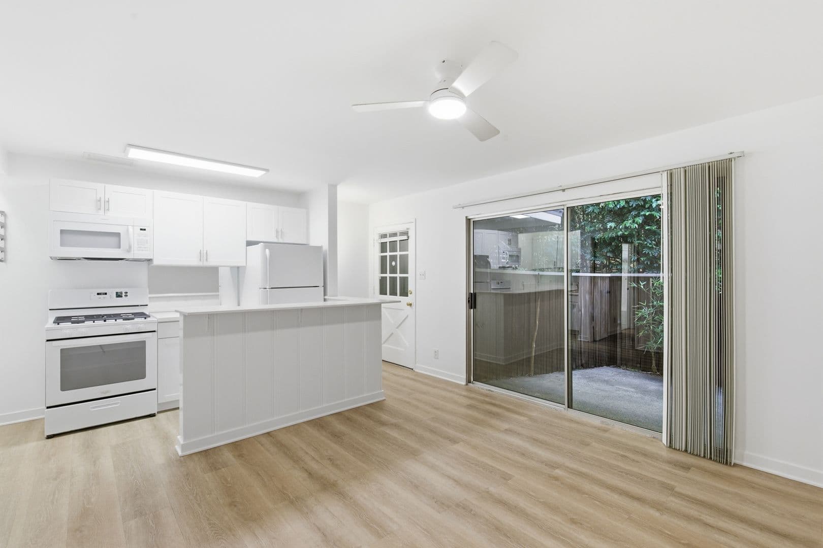 Los Angeles Apartment: 1453 S Westgate Ave