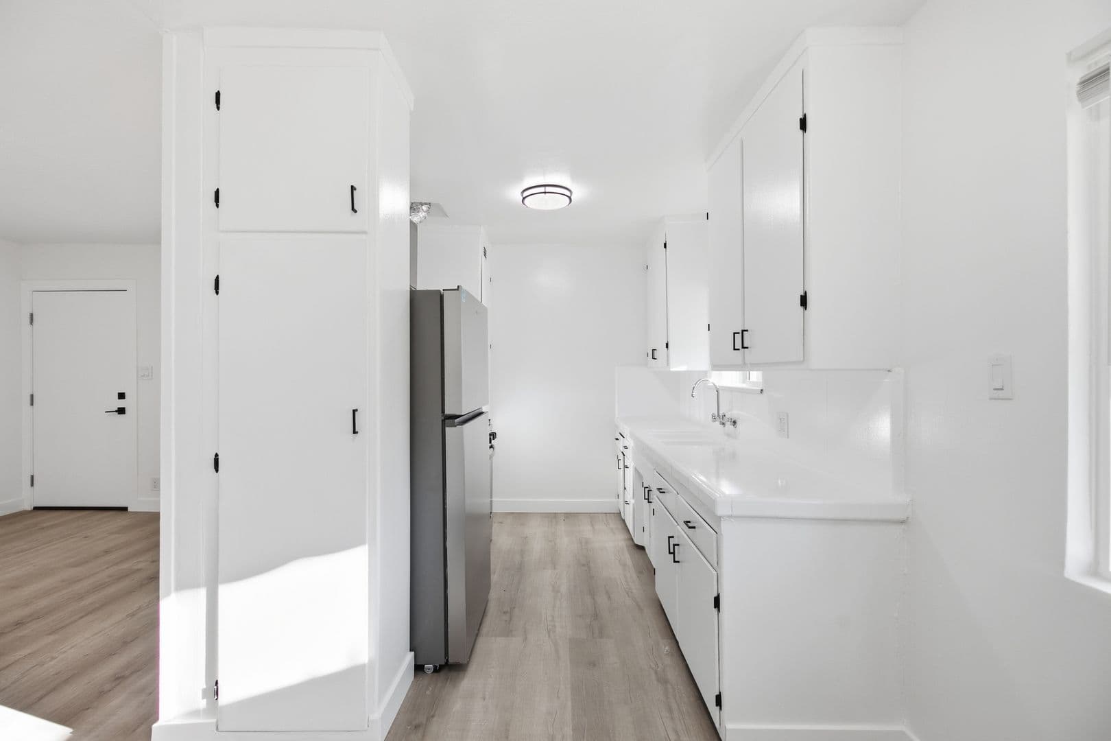 Van Nuys Apartment: 6860-6870 Hazeltine Avenue