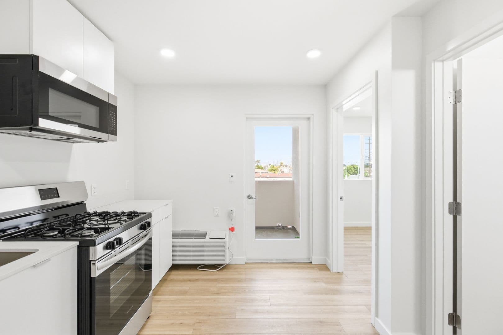 Los Angeles Apartment: 7655 San Pedro Street