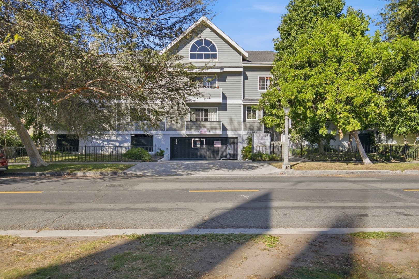 Sherman Oaks Apartment: 14455 Dickens St