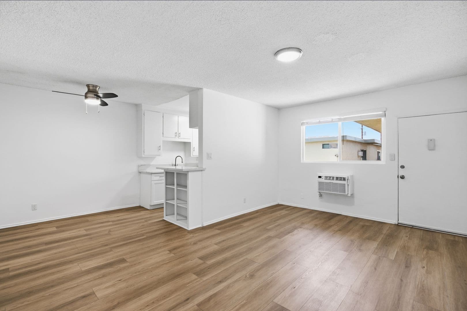 Reseda Apartment: 6632 Darby Ave